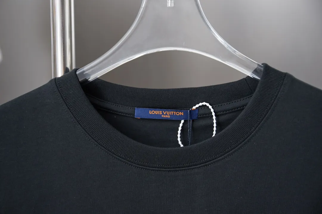 🅿️200 1V 25SS early spring new style Splash-ink graffiti toothbrush embroidered letter short sleeves Light luxury essential item for daily commuting for men and women Correct version Welcome to compare Detailed features · 320g 100% pure cotton double yarn jersey fabric · Custom dyed in the same vat, special thickened 32 pieces double-strand 1X1 thread . Splash-ink graffiti hand-painted LV letter printing · Imported Tajima machine embroidery toothbrush embroidery technology · Double-needle sewing and cross-seam technology · Original main mark, washed tag, brand moisture-proof paper packaging Color: black/white Size: S/M/L/XL